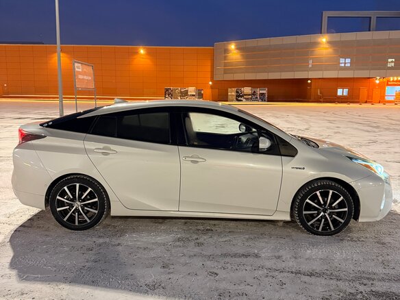 2017 Toyota Prius IV (XW50), белый, 1700000 рублей - вид 2