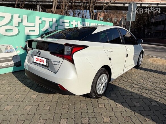 2022 Toyota Prius IV Рестайлинг (XW50), белый, 1851099 рублей - вид 3