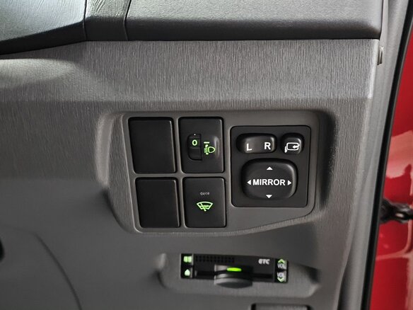 2011 Toyota Prius III (XW30), красный, 999000 рублей - вид 12