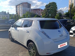 2015 Nissan Leaf I (ZE0/AZE0), белый, 757000 рублей, вид 4
