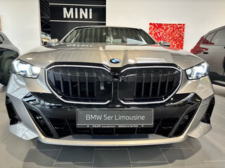 2024 BMW 5 серии 530i xDrive VIII (G60/G61/G68), серебристый, 6950000 рублей, вид 2