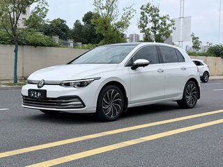 2021 Volkswagen Golf VIII, белый, 1525700 рублей, вид 4
