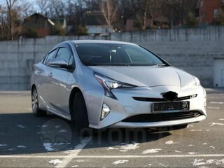 2017 Toyota Prius IV (XW50), серебристый, 1580000 рублей, вид 1
