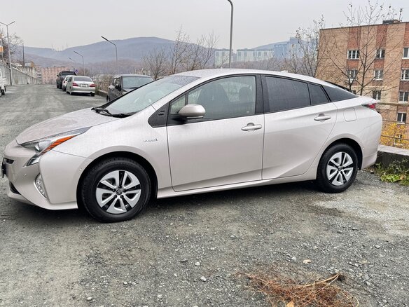 2018 Toyota Prius IV (XW50), серый, 1730000 рублей - вид 3