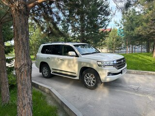 2020 Toyota Land Cruiser 200 Series Рестайлинг 2, белый, 8500000 рублей, вид 3