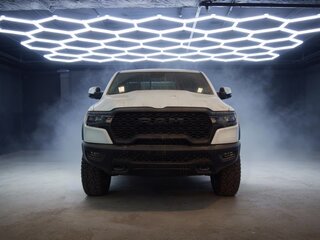 2025 Ram 1500 Crew Cab V Рестайлинг, белый, 9900000 рублей, вид 1