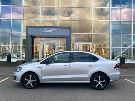 2018 Volkswagen Polo V Рестайлинг, серебристый, 1199000 рублей, вид 2