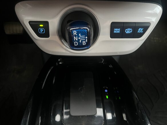 2018 Toyota Prius PHV ZVW52 IV (XW50), голубой, 1930000 рублей - вид 15