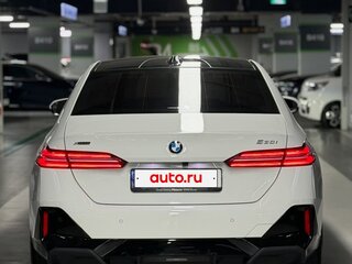 2024 BMW 5 серии 530i xDrive VIII (G60/G61/G68), белый, 5700000 рублей, вид 5
