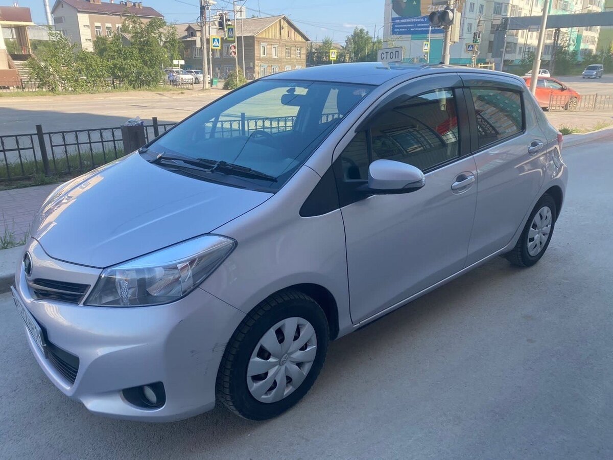 Купить б/у Toyota Vitz III (XP130) 1.0 CVT (69 л.с.) бензин вариатор в ...