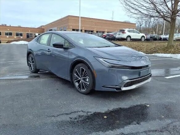 2025 Toyota Prius V (XW60), серый, 4511000 рублей