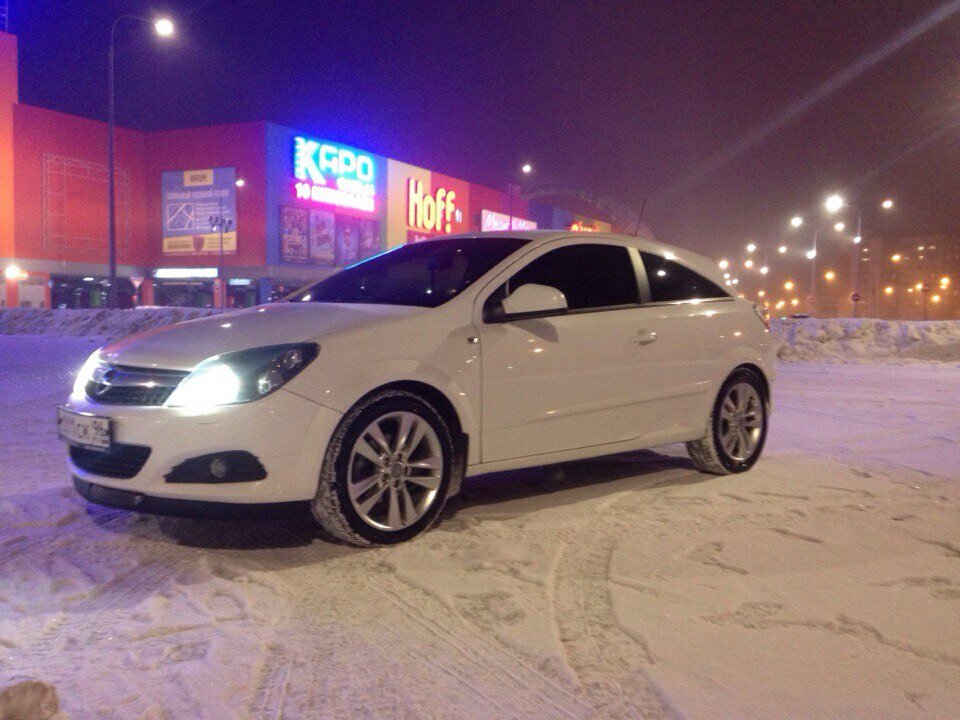 Опель Астра h GTC купе белый