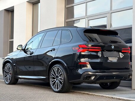 2024 BMW X5 40i IV (G05/G18) Рестайлинг, чёрный, 10320444 рублей, вид 2