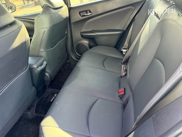 2022 Toyota Prius IV Рестайлинг (XW50), белый, 1851099 рублей - вид 9