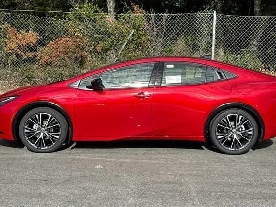 2025 Toyota Prius V (XW60), красный, 4489000 рублей - вид 2