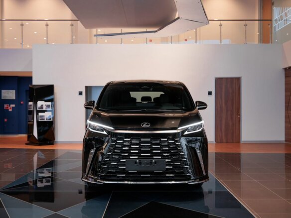 2025 Lexus LM 350h II, чёрный, 16350000 рублей - вид 2