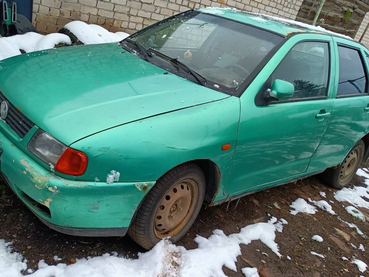 Зеленый фольксваген поло