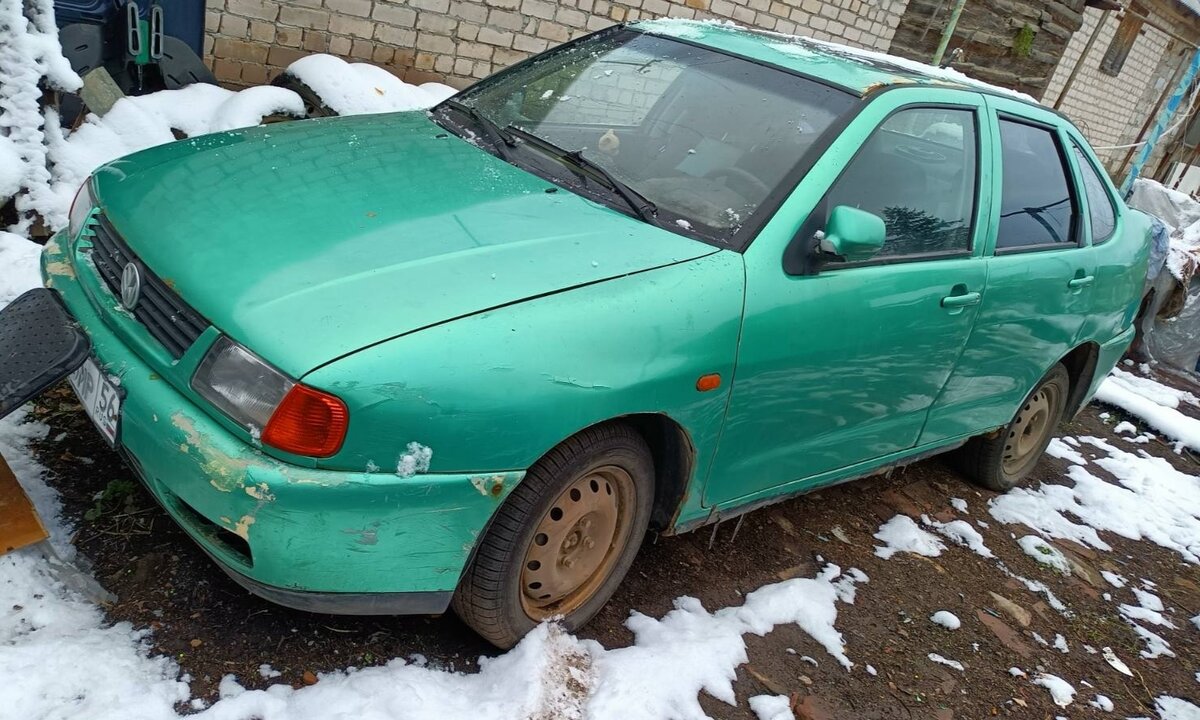 Зеленый фольксваген поло
