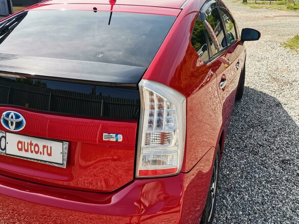 2010 Toyota Prius III (XW30), красный, 1100000 рублей - вид 8