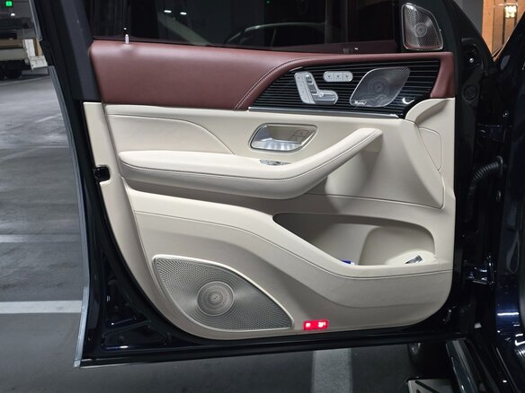 2025 Mercedes-Benz Maybach GLS 600 I Рестайлинг, серебристый, 23300000 рублей - вид 13