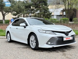 2019 Toyota Camry VIII (XV70), белый, 1850000 рублей, вид 2
