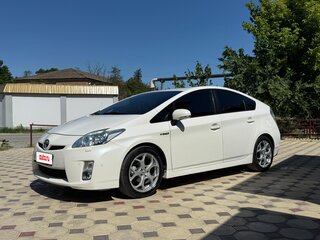 2010 Toyota Prius III (XW30), белый, 1370000 рублей, вид 1