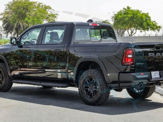 2025 Ram 1500 Crew Cab V Рестайлинг, чёрный, 9800777 рублей, вид 3