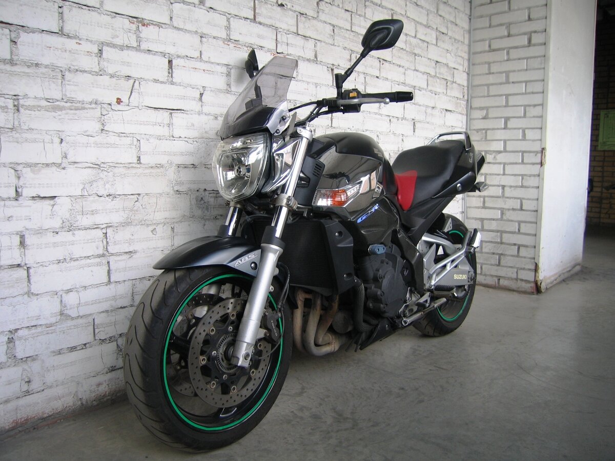 Suzuki GSR 400