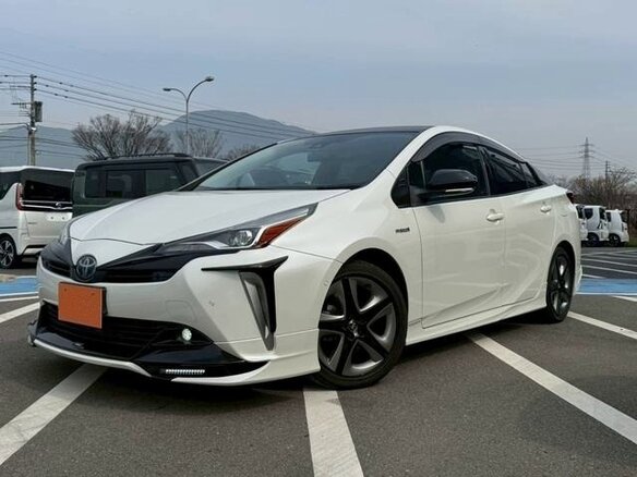 2022 Toyota Prius IV Рестайлинг (XW50), белый, 1560000 рублей - вид 1