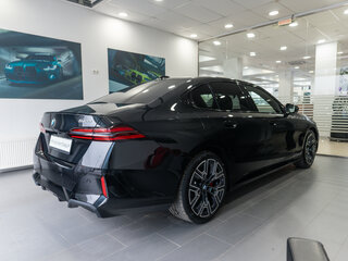 2026 BMW 5 серии 540d xDrive VIII (G60/G61/G68), чёрный, 14200000 рублей, вид 4