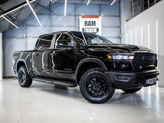 2025 Ram 1500 Crew Cab V Рестайлинг, чёрный, 9375585 рублей, вид 1