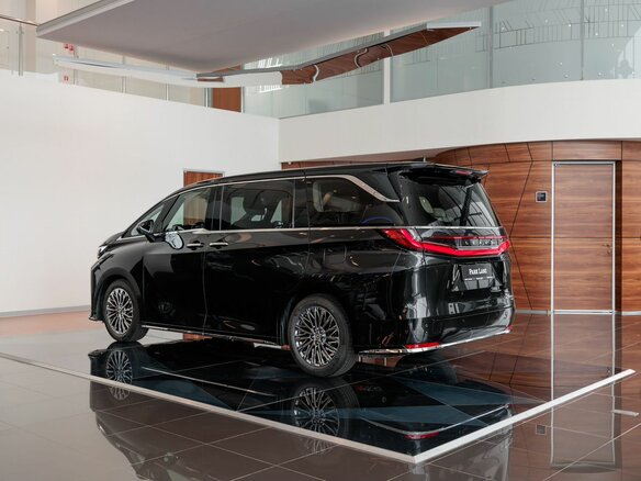 2025 Lexus LM 350h II, чёрный, 15450000 рублей - вид 1