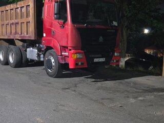 2008 Sinotruk Hania 6x4, красный, 850000 рублей, вид 1
