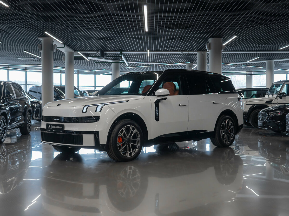 Lynk & Co 900