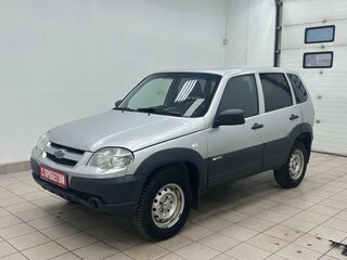 2017 Chevrolet Niva I Рестайлинг, серебристый, 400000 рублей, вид 1