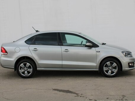 2018 Volkswagen Polo V Рестайлинг, серебристый, 1090000 рублей, вид 4