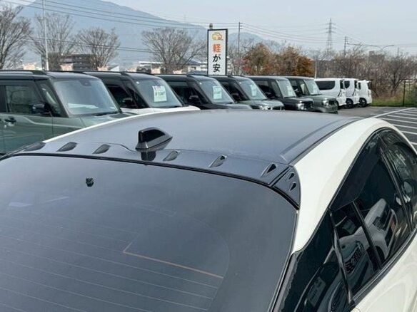 2022 Toyota Prius IV Рестайлинг (XW50), белый, 1560000 рублей - вид 16