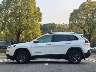 2021 Jeep Cherokee V (KL) Рестайлинг, белый, 1600000 рублей, вид 4