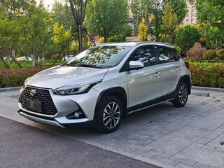 2022 Toyota Yaris L X XP150 Рестайлинг, серебристый, 1398000 рублей, вид 3