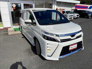 2021 Toyota Voxy III (R80) Рестайлинг, белый, 2090000 рублей, вид 1