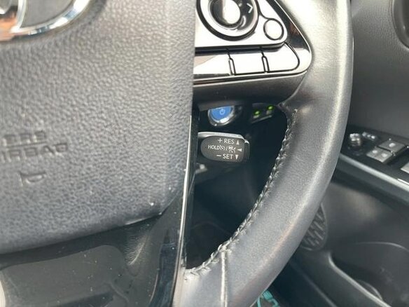 2022 Toyota Prius IV Рестайлинг (XW50), белый, 1560000 рублей - вид 10