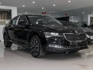 2025 Skoda Superb III Рестайлинг, чёрный, 2500000 рублей, вид 1