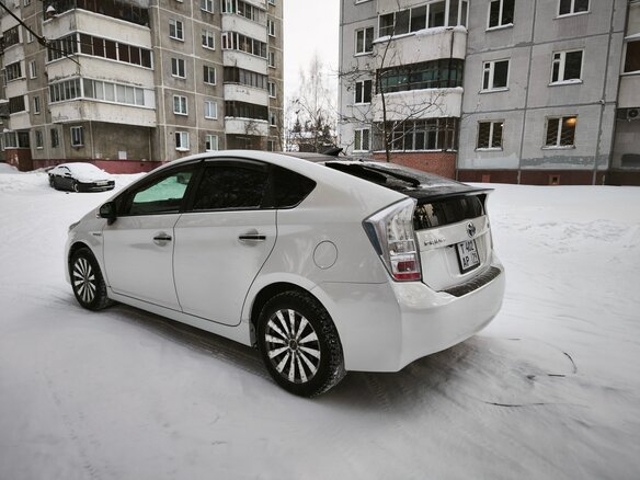2010 Toyota Prius III (XW30), белый, 940000 рублей - вид 4