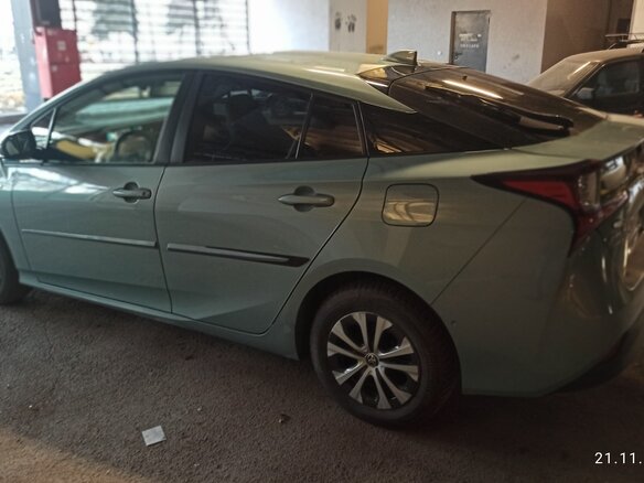 2019 Toyota Prius IV Рестайлинг (XW50), зелёный, 2280000 рублей - вид 3