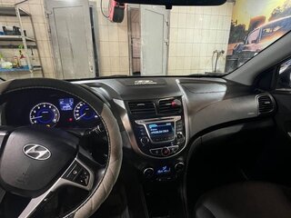 2014 Hyundai Solaris I Рестайлинг, серый, 420000 рублей, вид 5