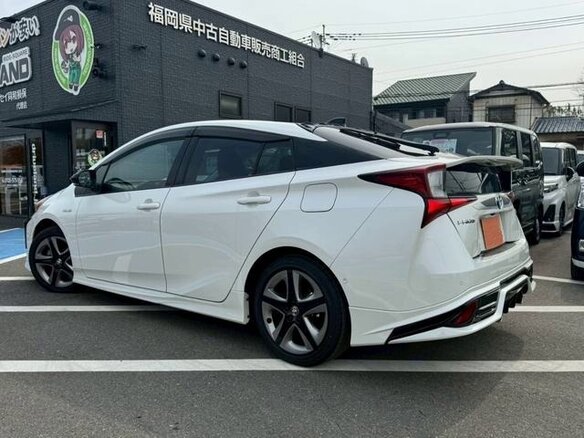 2022 Toyota Prius IV Рестайлинг (XW50), белый, 1560000 рублей - вид 3