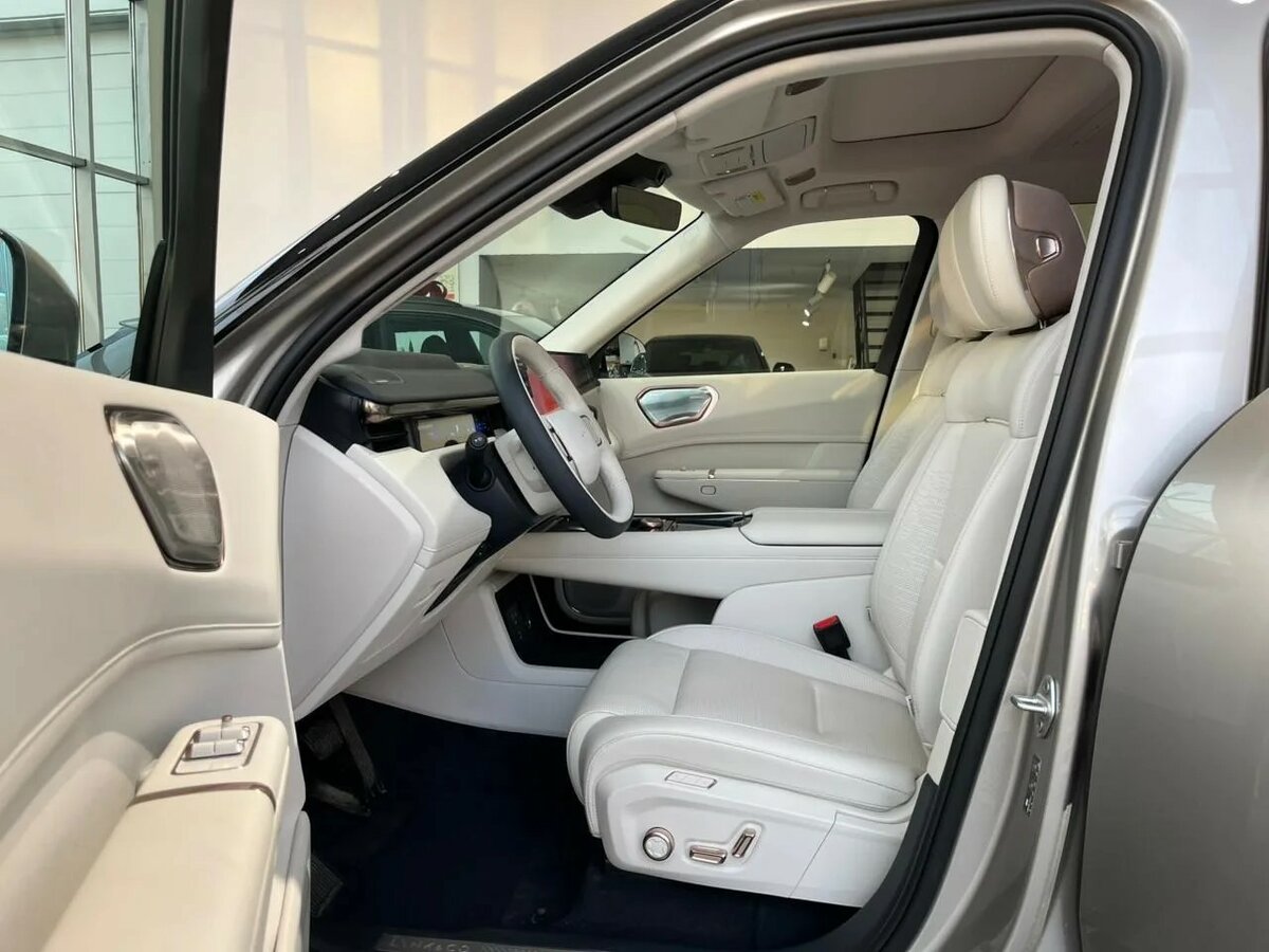 Lynk & Co 900