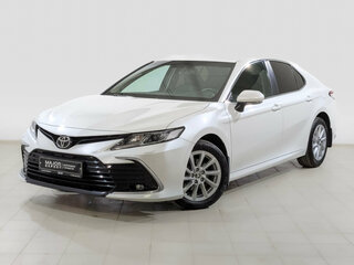 2021 Toyota Camry VIII (XV70) Рестайлинг, белый, 3100000 рублей, вид 1