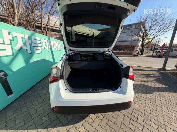 2022 Toyota Prius IV Рестайлинг (XW50), белый, 1851099 рублей - вид 5