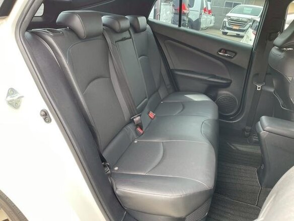 2022 Toyota Prius IV Рестайлинг (XW50), белый, 1560000 рублей - вид 12